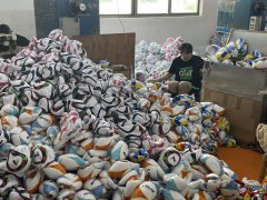 50天赶工10万个足球，义乌制造“踢进”世界杯